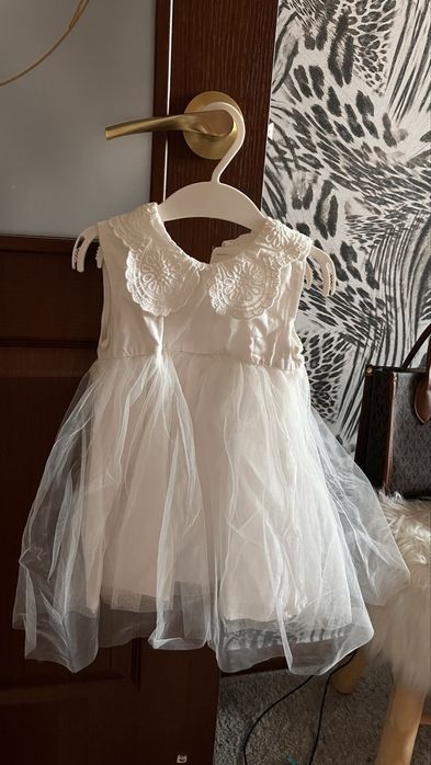 Платья на девочку , каждое по 2000, красное-3000