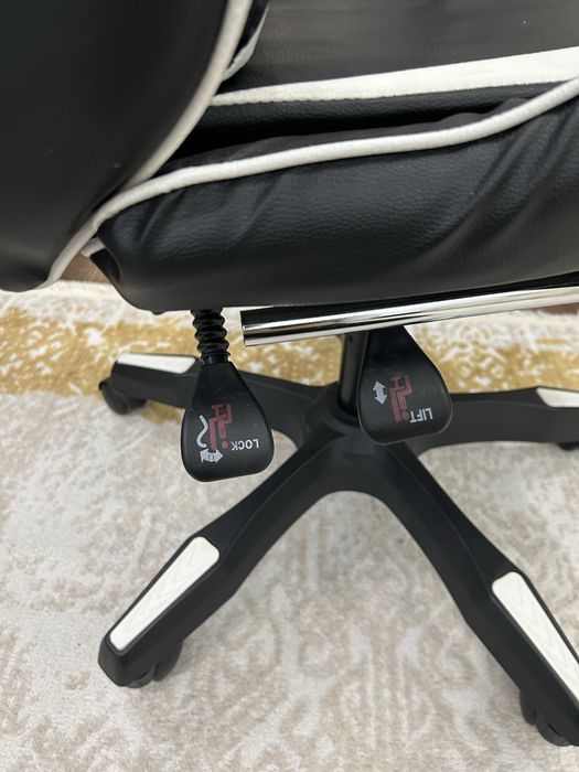 игровое кресло.