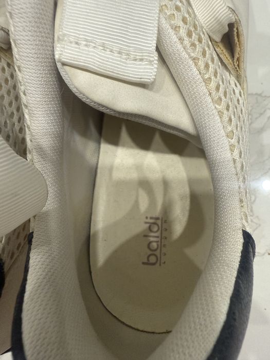 Кроссовки 39 цена 5000