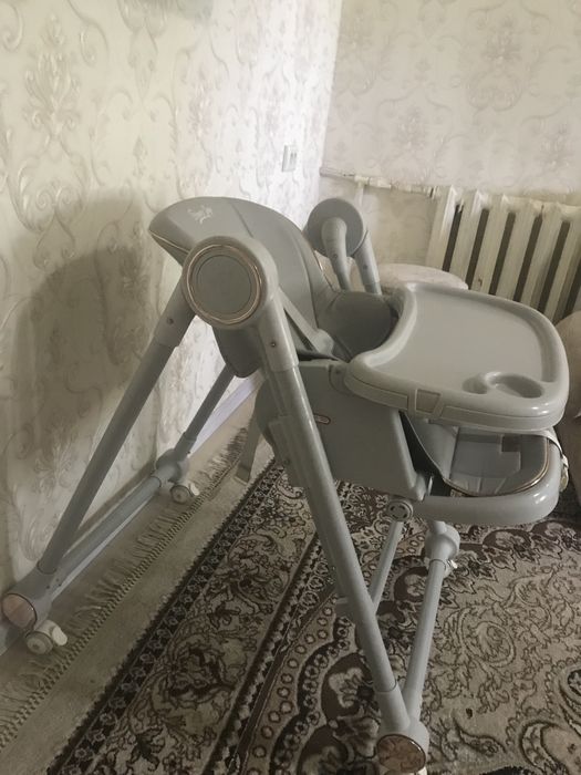 продается кресло диван и сидушка для еды маленьким