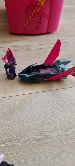 Tempest Shadow cu vehicolul Sky Skiff