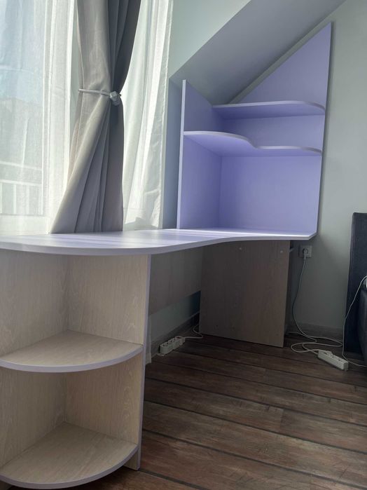 Бюро със стилаж за книги