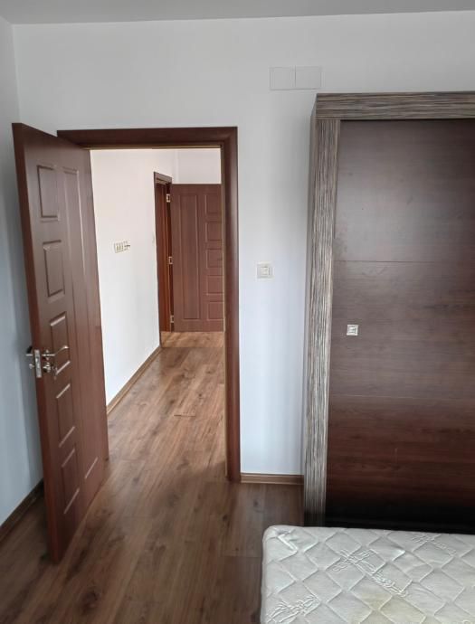 Дава се под наем Тристаен апартамент в Пловдив, Прослав - 150 кв.м за 425 € - Снимка #6