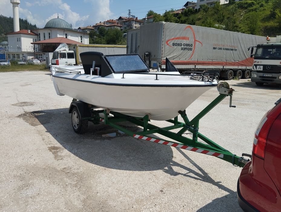 Лодка с двигател