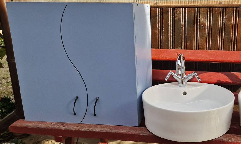 Dulapior baie, chiuveta ( plus baterie), vas toaleta.