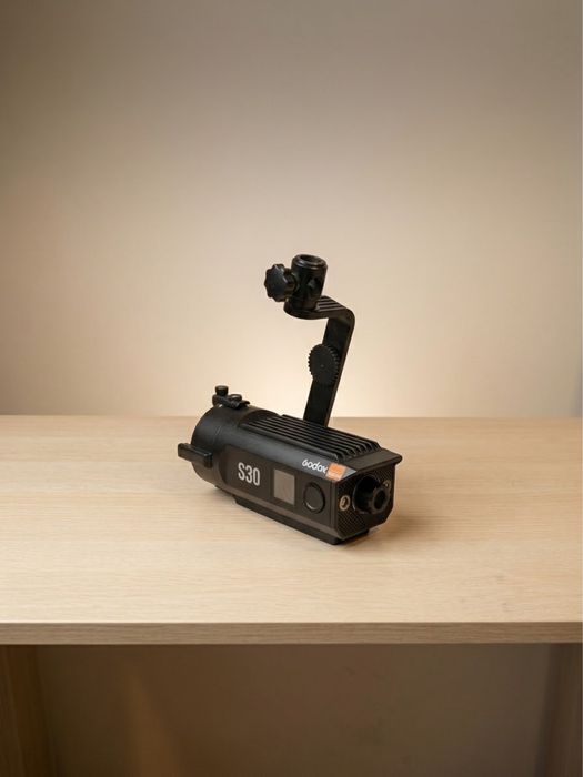 Godox S30  5600 kelvin