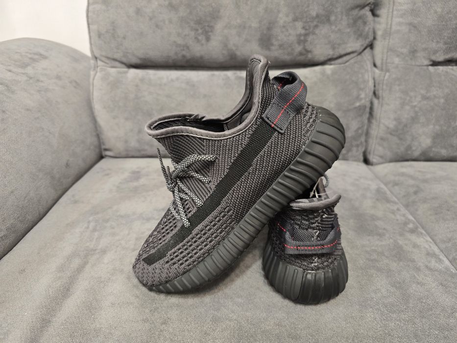 Adidas yezzy nr 40 int 25,5 cm pret 335 lei