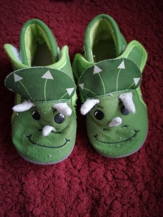 Три чифта пантофи номер 24