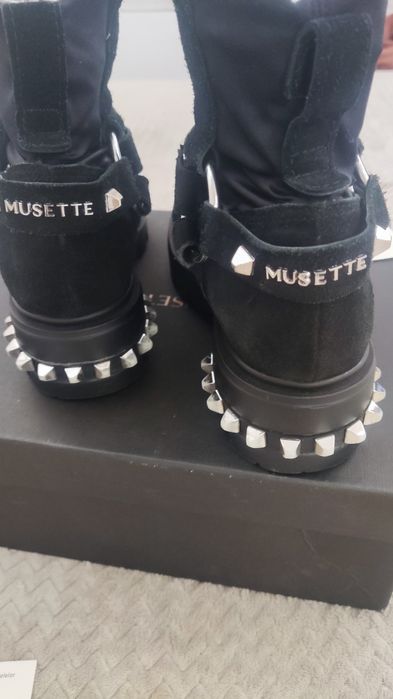 Musette Много ефектни велурени боти