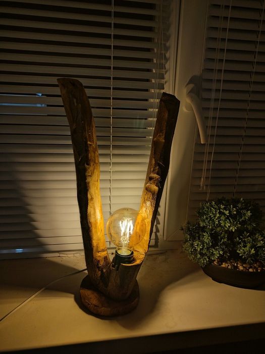 Нощна лампа от естествено дърво