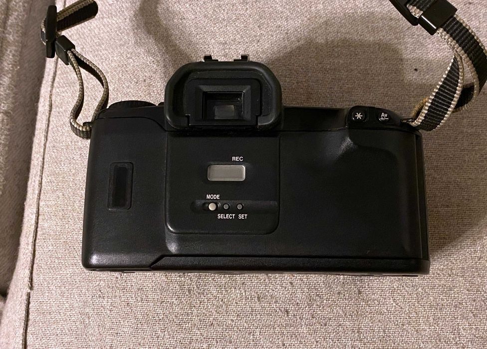 Canon EOS 500 Quartz Date body pe film 35mm compatibil EF