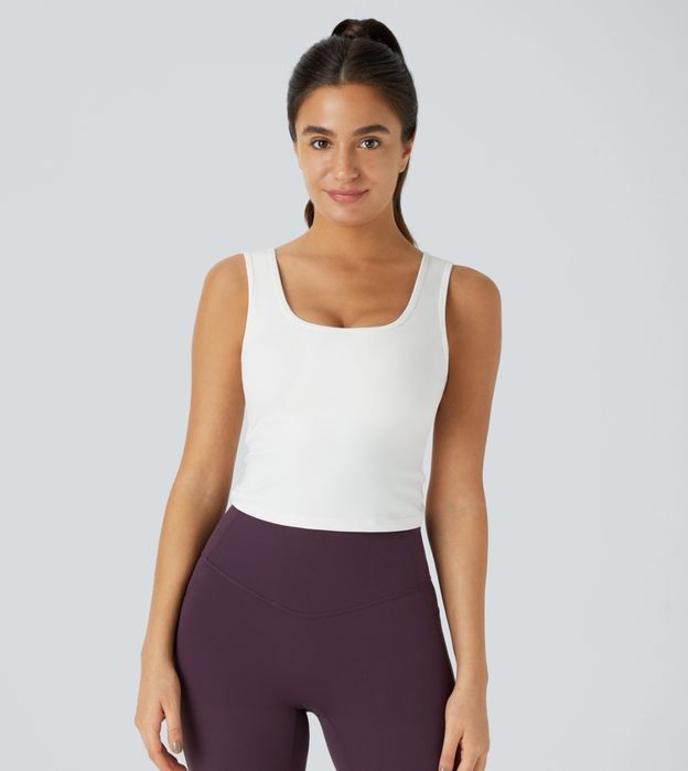 Бял топ с изрязан гръб