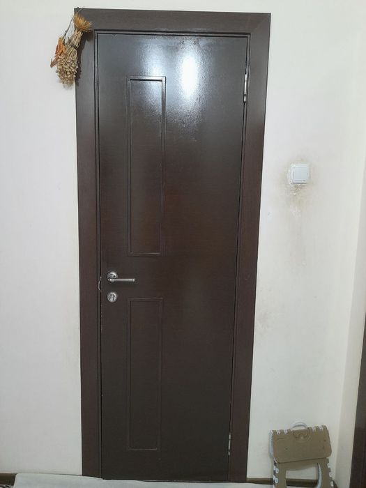 Uy xonalari uchun eshiklar.