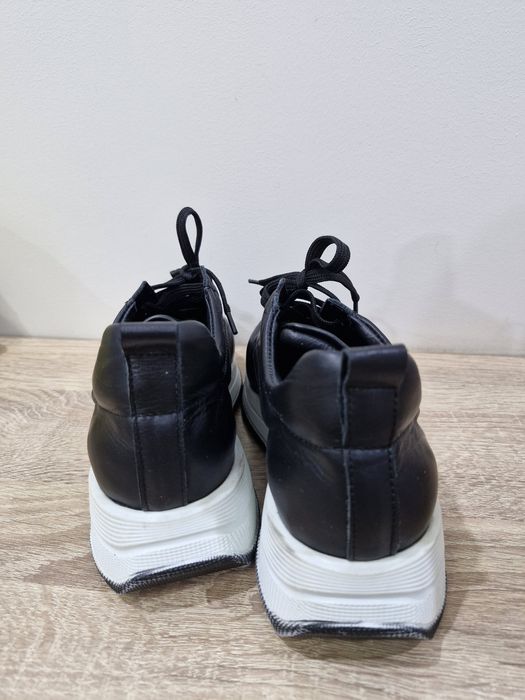 Продам черные кроссовки