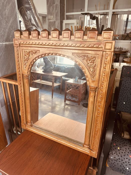 Декоративно стеннo огледало с масивна дървена рамка