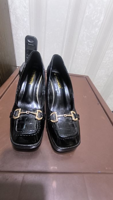 Продам женские туфли