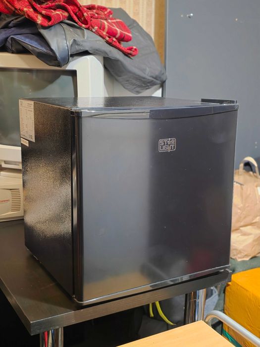 Мини хладилник / мини бар StarLight – черен, като нов, без забележки