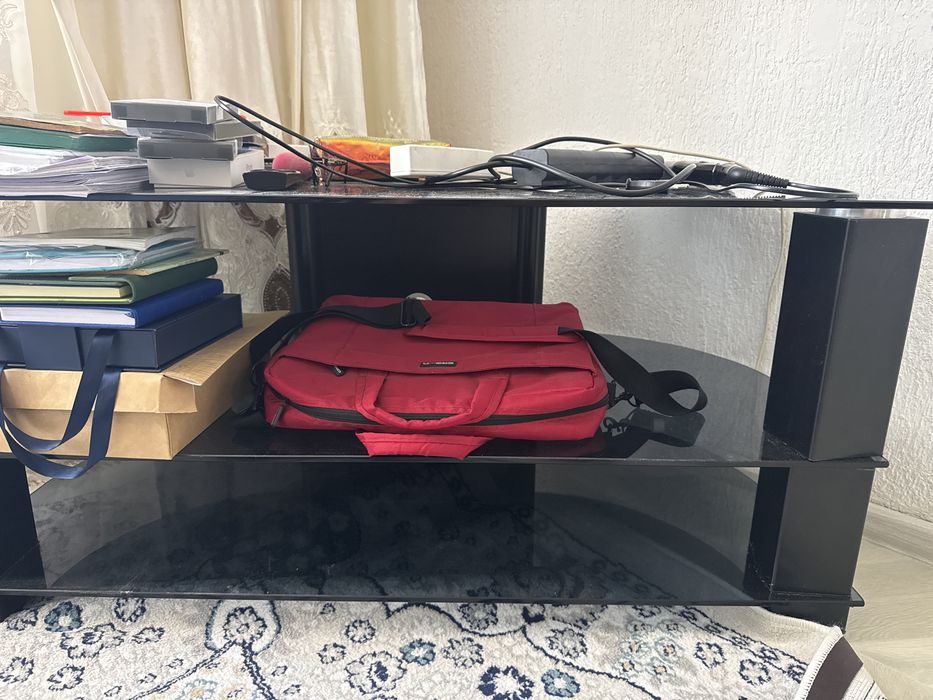 Продам стеклянную тумбу под телевизор