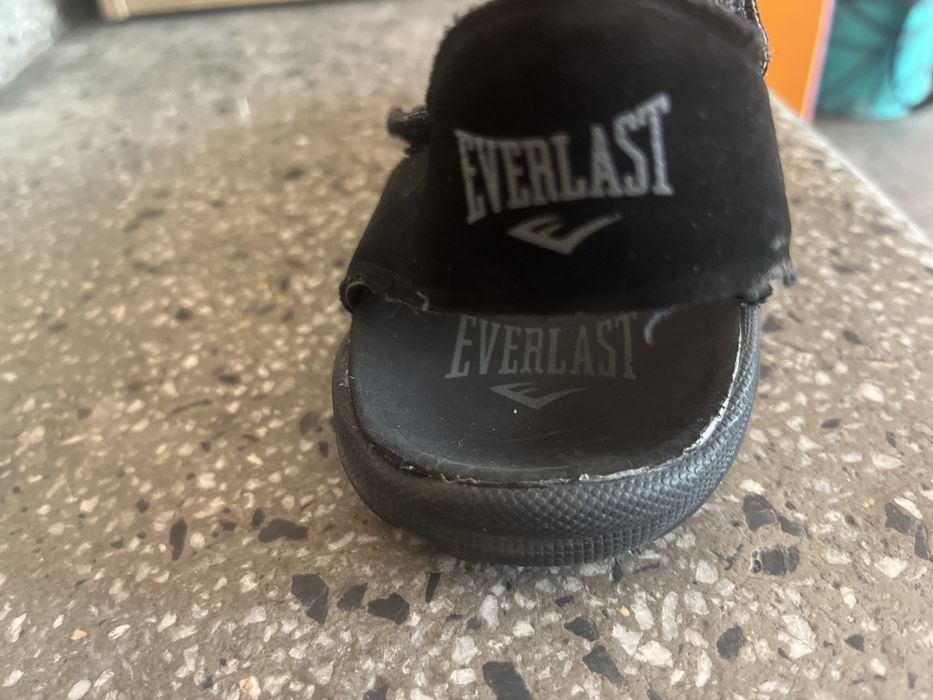 Сандали и чехли размери 34 и 35 перфектни за лятото