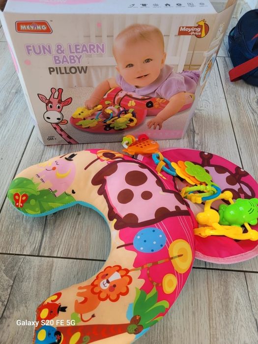 Perna de activitate roz cu jucarii