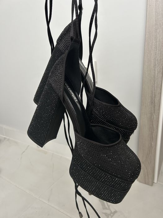 Черни стилни токчета