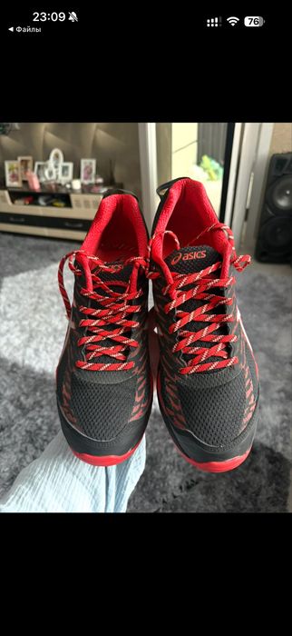Продам кроссовки мужские Asics