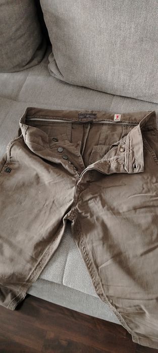 Продавам два чифта мъжки много запазени маркови панталони