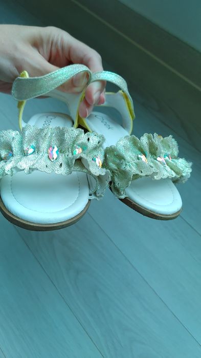 Продам босоножки Cheek