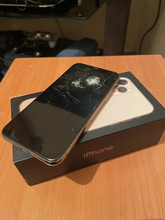 Айфон 11про продам разбитый экран каробка есть 64 гб цвет голд на фото