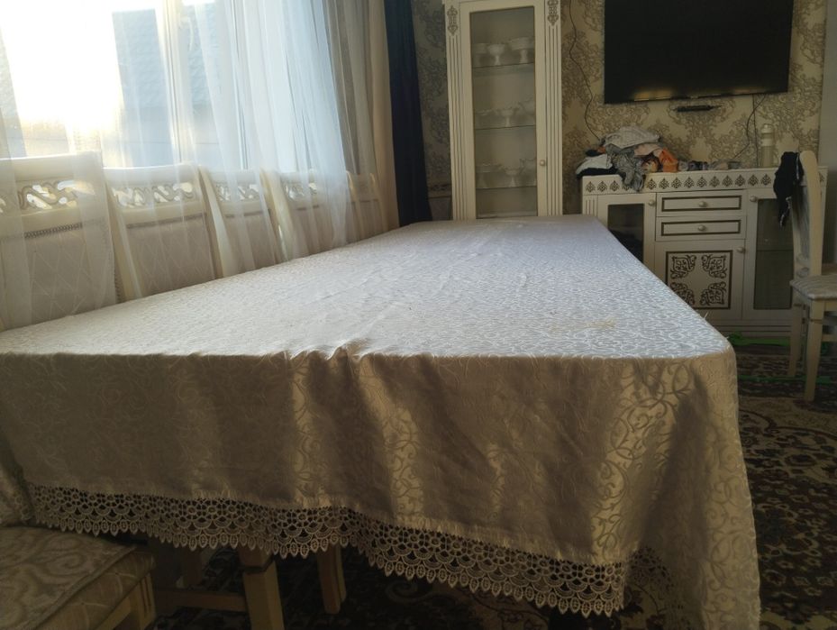 Стол для гостини