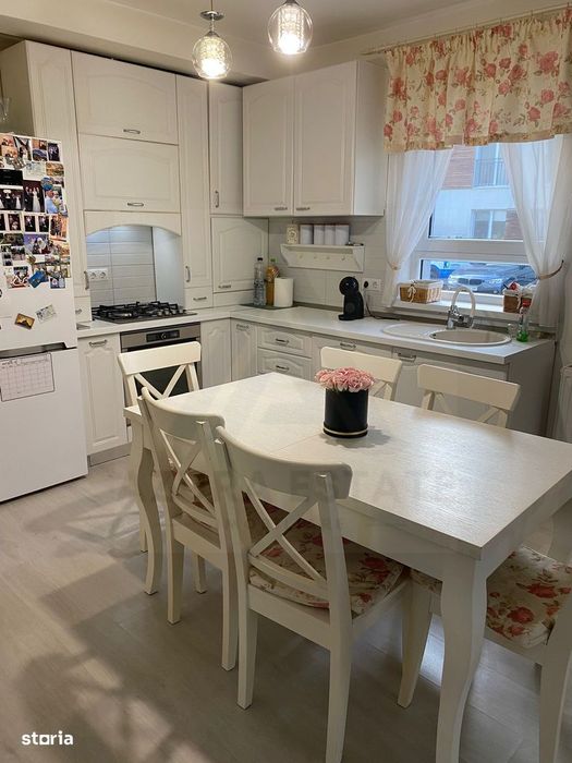 Apartament cu 3 camere 2 bai curte individuala 74 mp în Șelimbăr