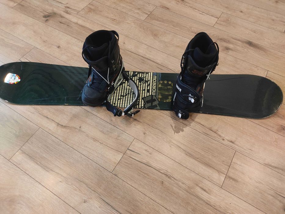 Продам сноуборд с ботинками