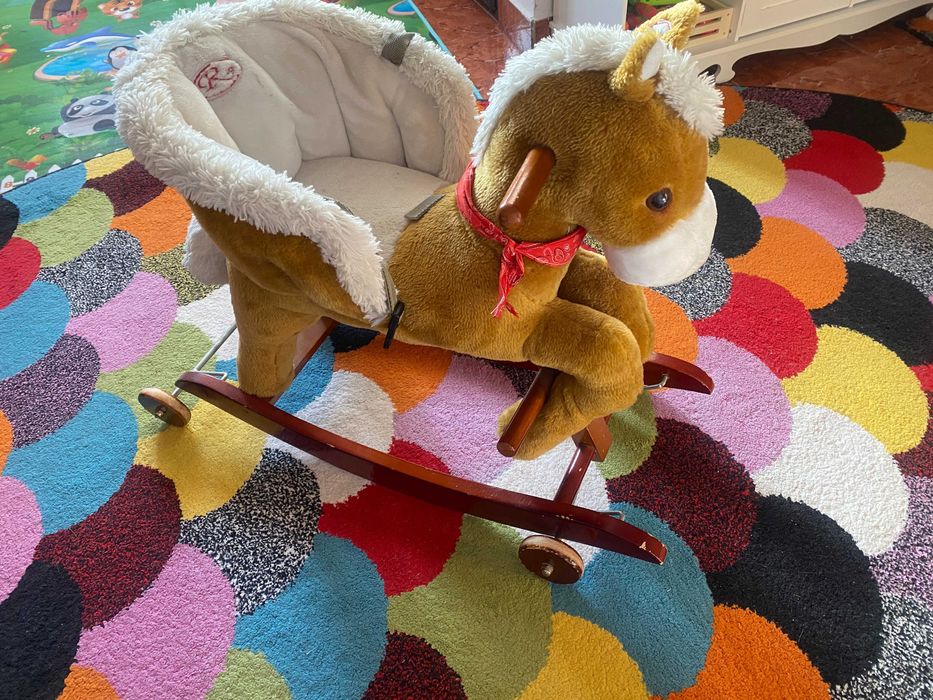 Calut balansoar cu roti pentru copii din lemn si plus