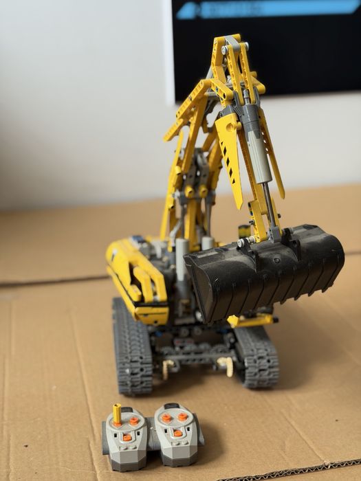 Lego 8043 моторизиран верижен багер Лего Technik 8043 Motorized Excavator  багерче модел 2010г дистанционно с мотор