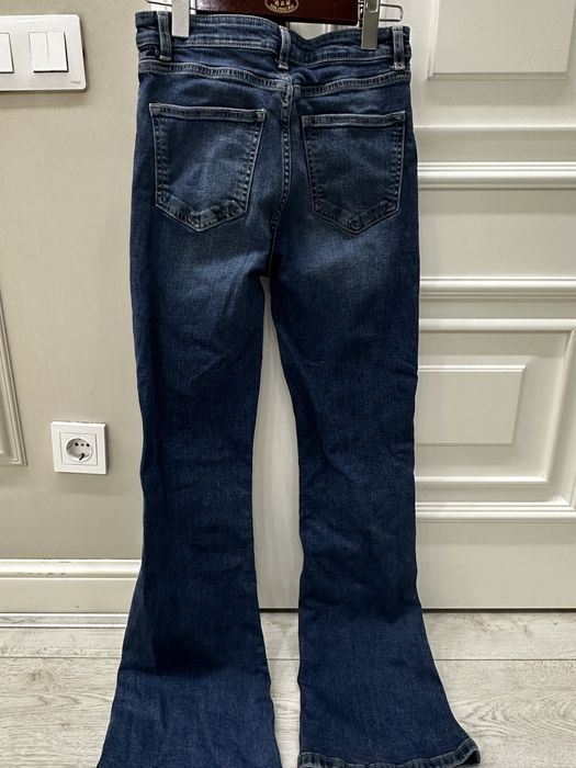 джинсы клеш Bershka