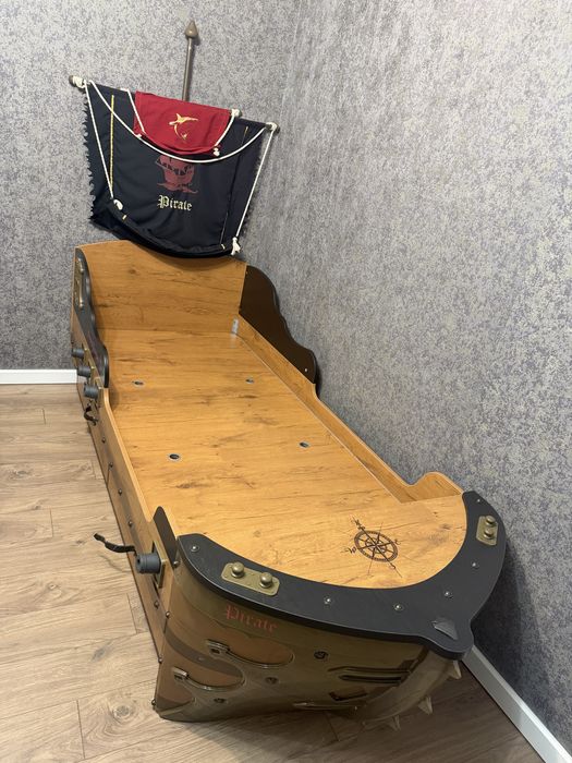 Продам спочно  детский кровать и шкаф