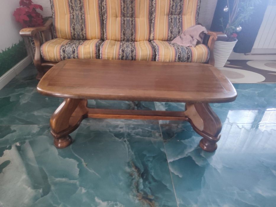 Vând măsuța lemn masiv