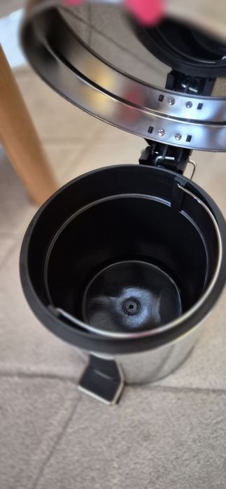 Продавам ново кошче за смет с педал