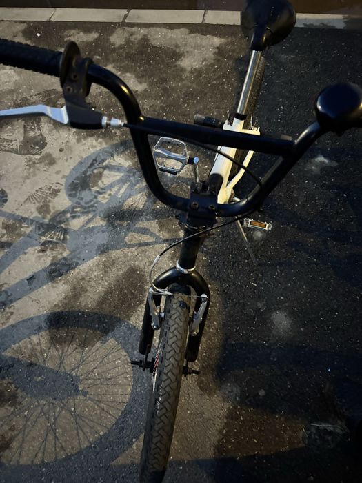 Vând BMX in 2 culori