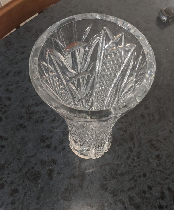 Высококачественная ваза. Цветы искусственные в комплекте.