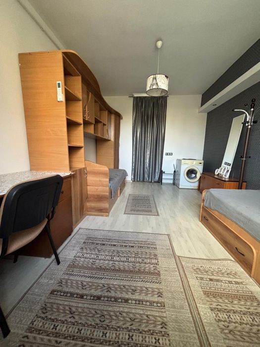 Cameră 220€ la Piața Nicolina, la strada, deasupra la Salon Venus, et3