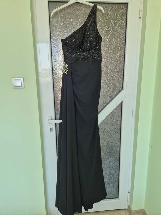 Дълга официална рокля подходяща за повод