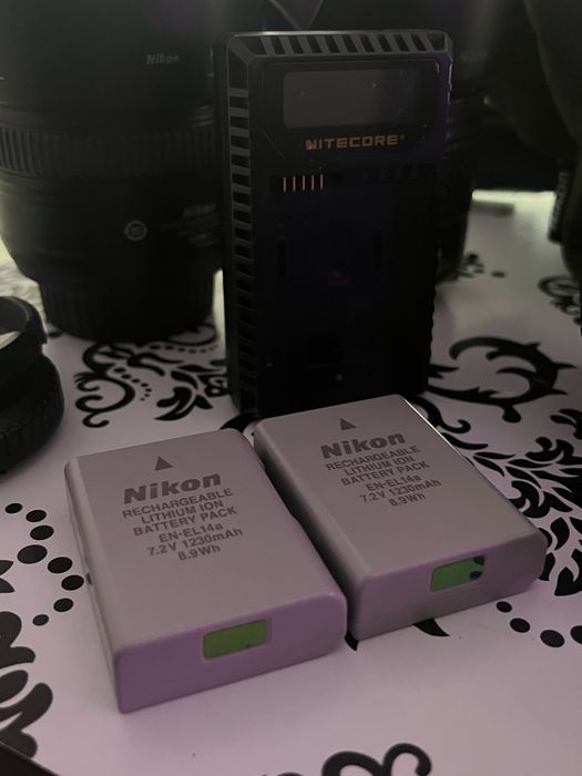 Nikon D5600 + 2 obiective + accesorii - ca nou