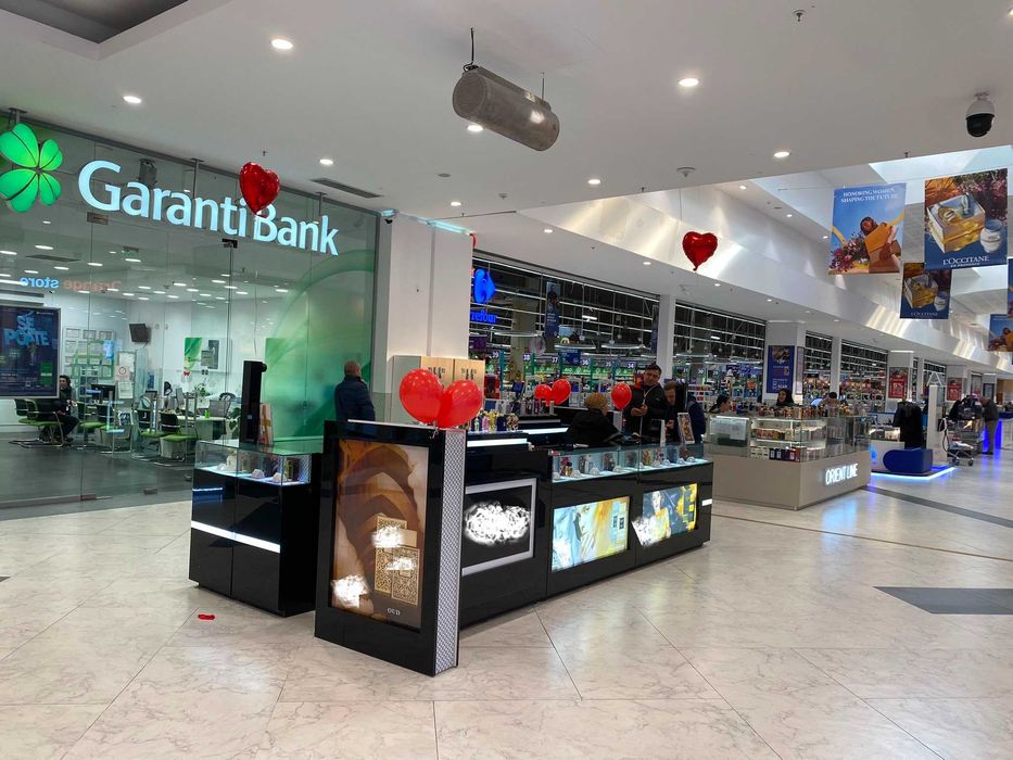 Vând 2 Insule Comerciale Premium (2.5x3.5m și 2.5x3m cu Ecran Vertical), ideal Parfumuri / Cosmetice