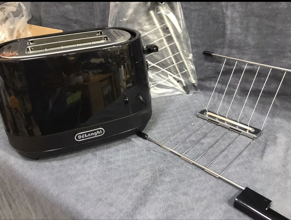 Тостер Delonghi.