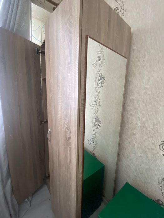 Продавам гардероб и етажерки