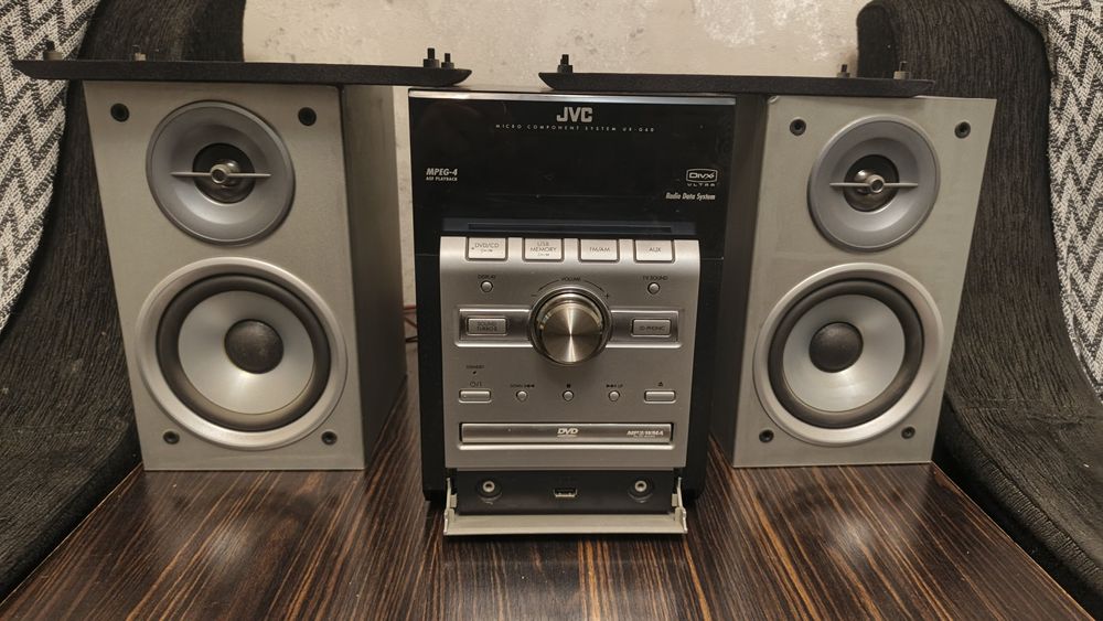 Музыкальный центр JVC.