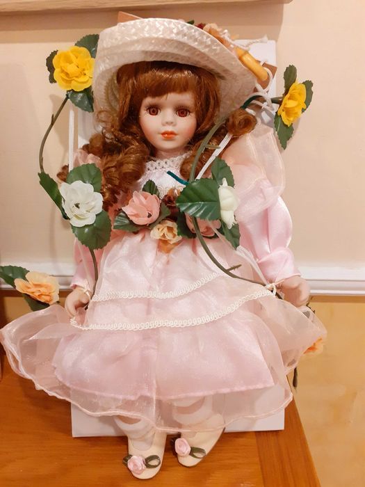 Порцеланова кукла на люлка