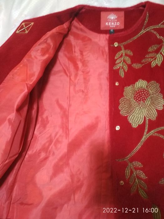 Kelinlar uchun mos kastyum sotiladi.kiyilmagan yangi. Razmer 46