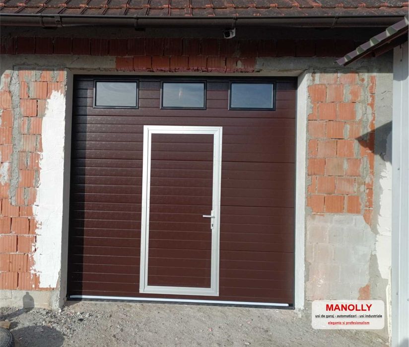 Vand Usa de Garaj cu acces pietonal.